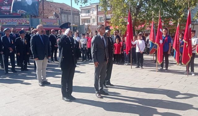 Cumhuriyet etkinlikleri çelenk töreniyle başladı