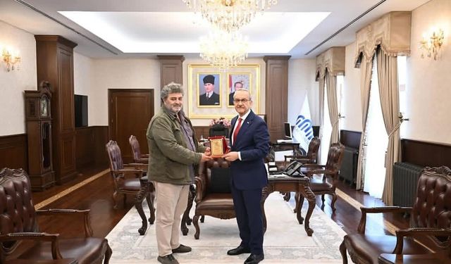 Vali Yavuz’a ULGAYAD’tan “2025 Yılın Valisi Ödülü” takdim edildi